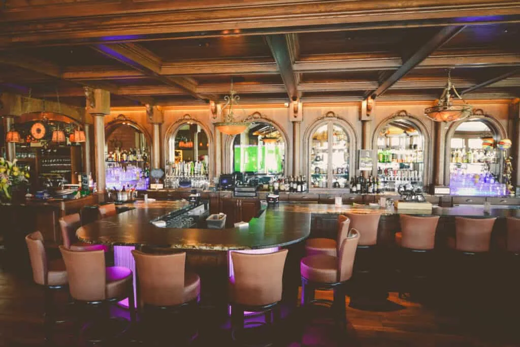 Johnny Manhattan's — atmosphere