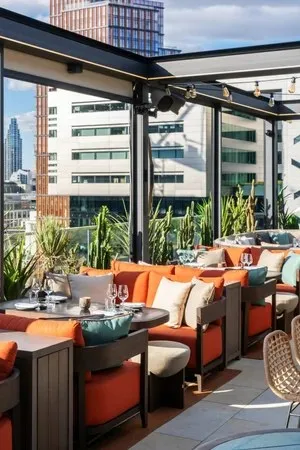Los Mochis London City — atmosphere