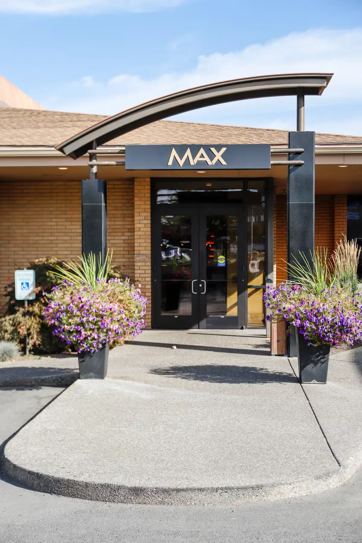 Max at Mirabeau — photo 53