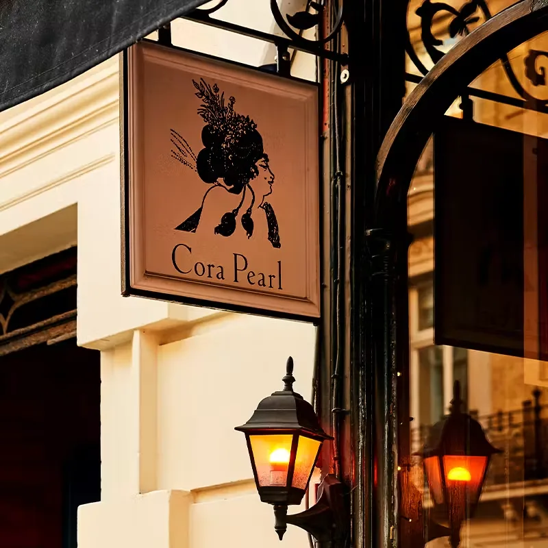 Cora Pearl — atmosphere