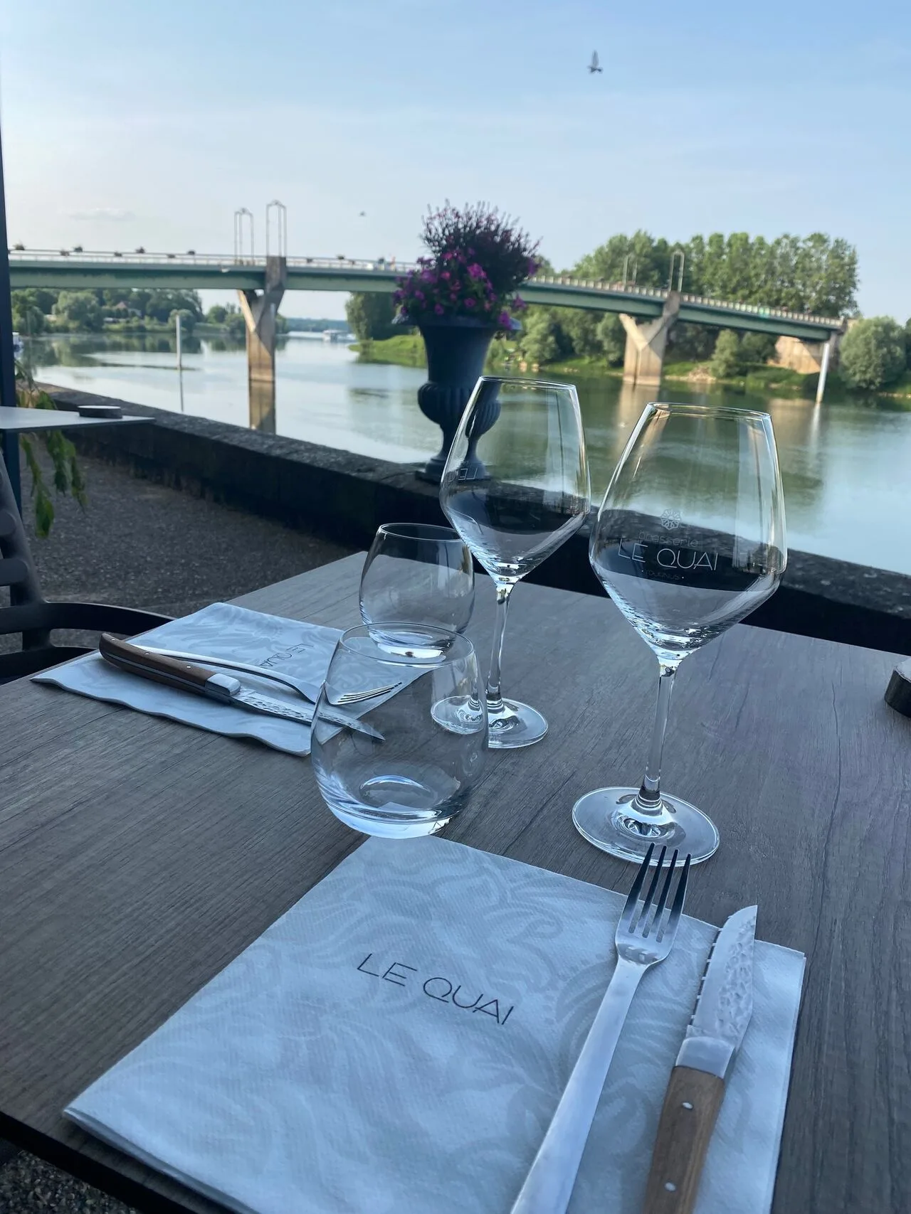 Le Quai — atmosphere