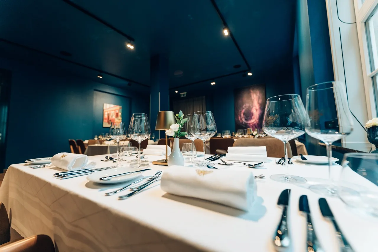 BEES Restaurant — atmosphere