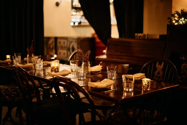 Queens Wine Bar and Bistro — atmosphere