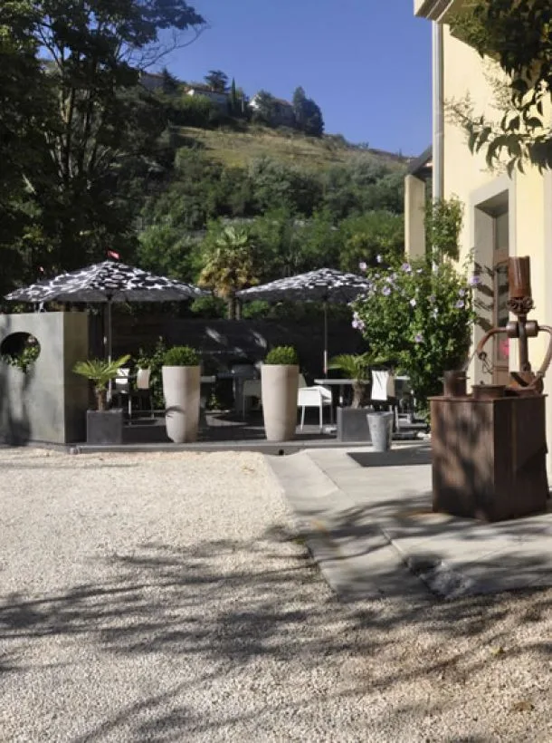 La Villa Tartary — atmosphere