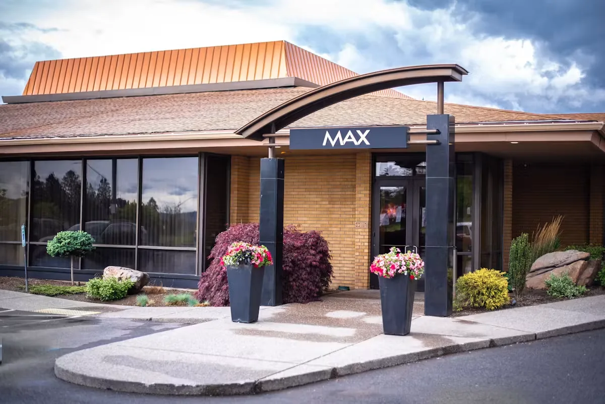 Max at Mirabeau — photo 31