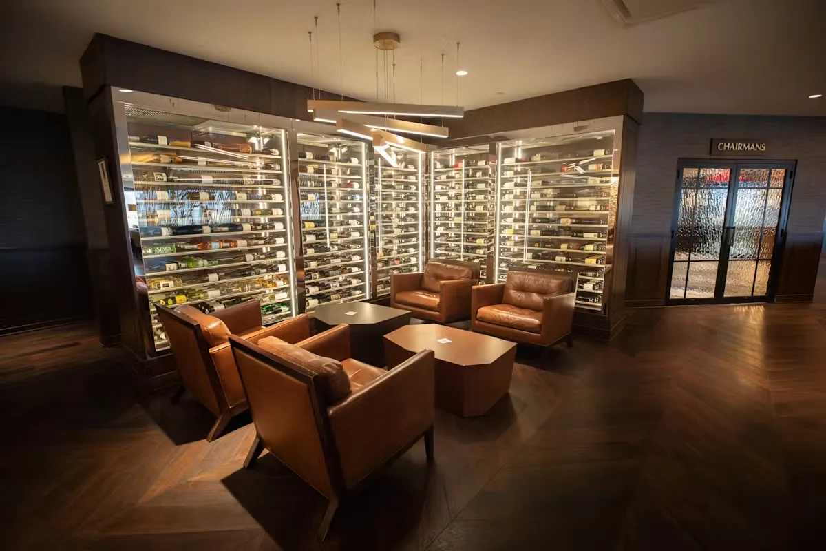 Kahill's Chophouse — atmosphere