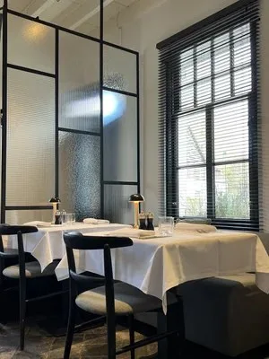 À Table — atmosphere