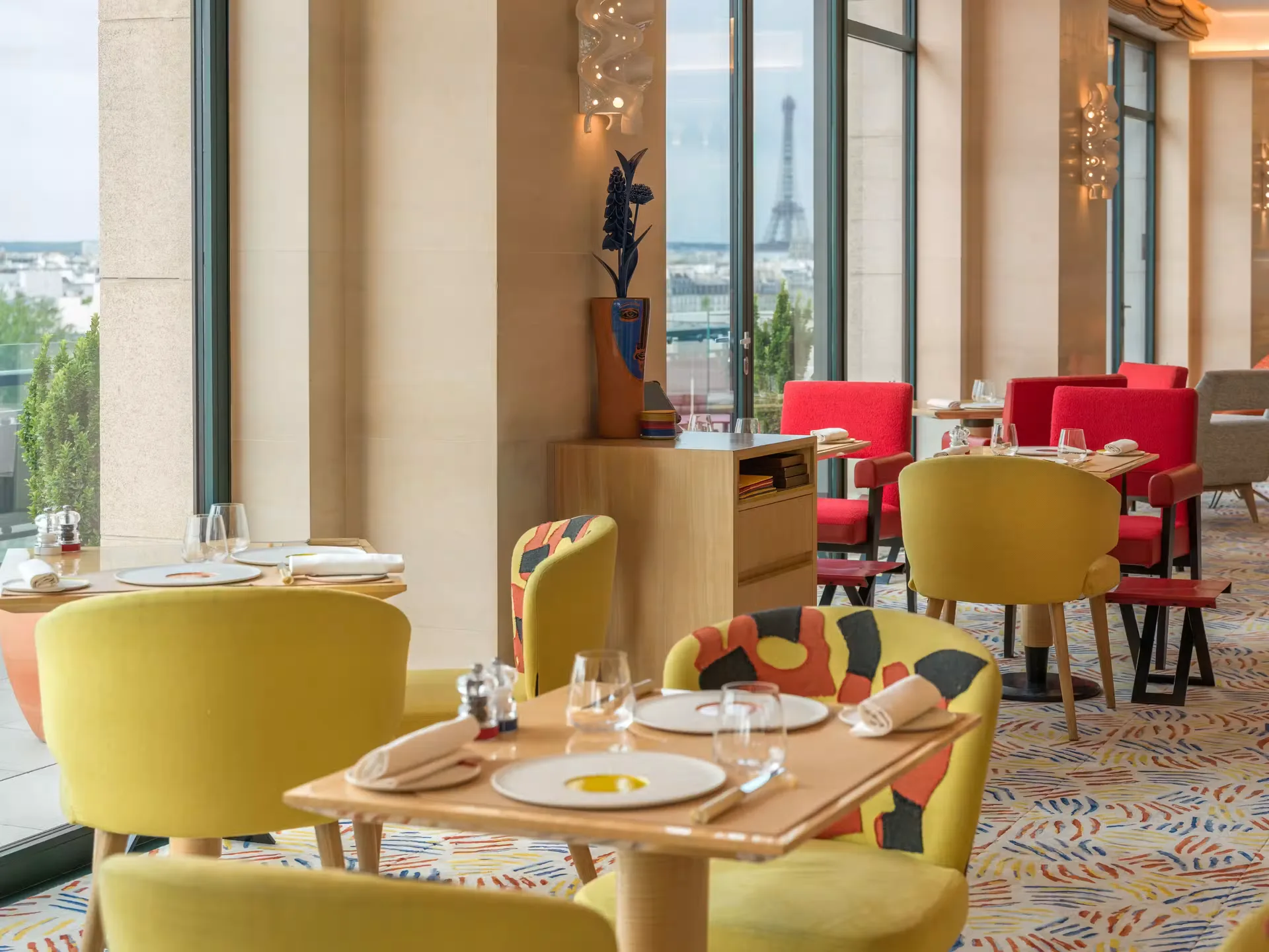 Le Tout-Paris — atmosphere