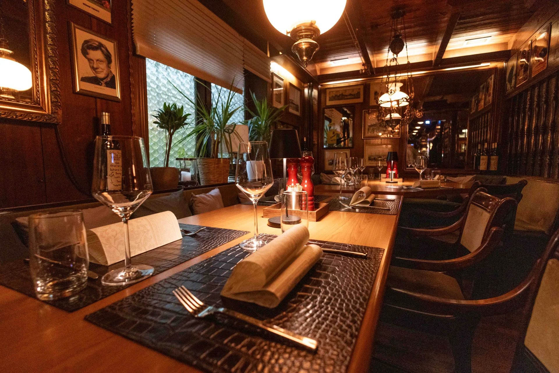 Old Commercial Room — atmosphere