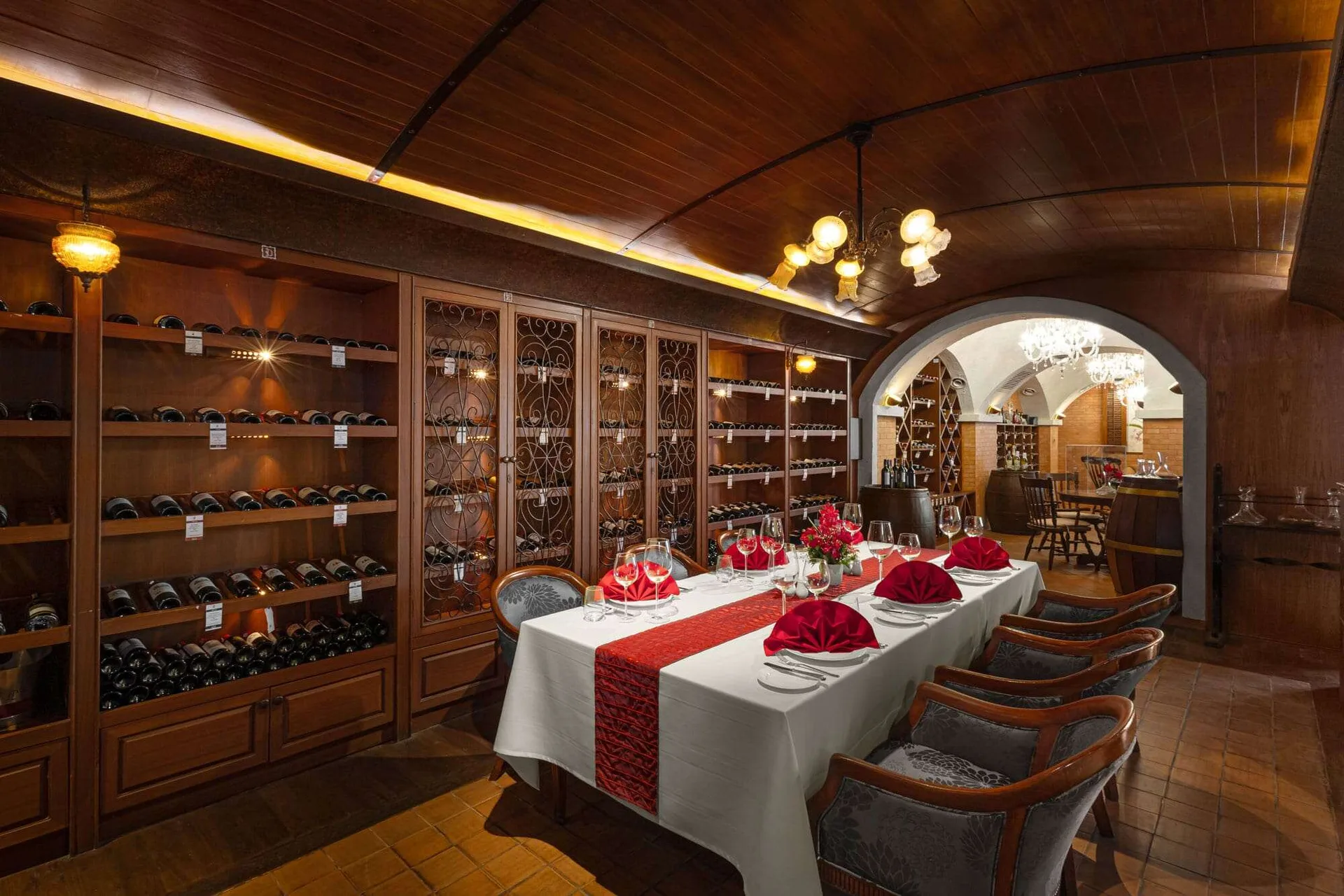 Royal Grill Room & Wine Cellar — photo 16