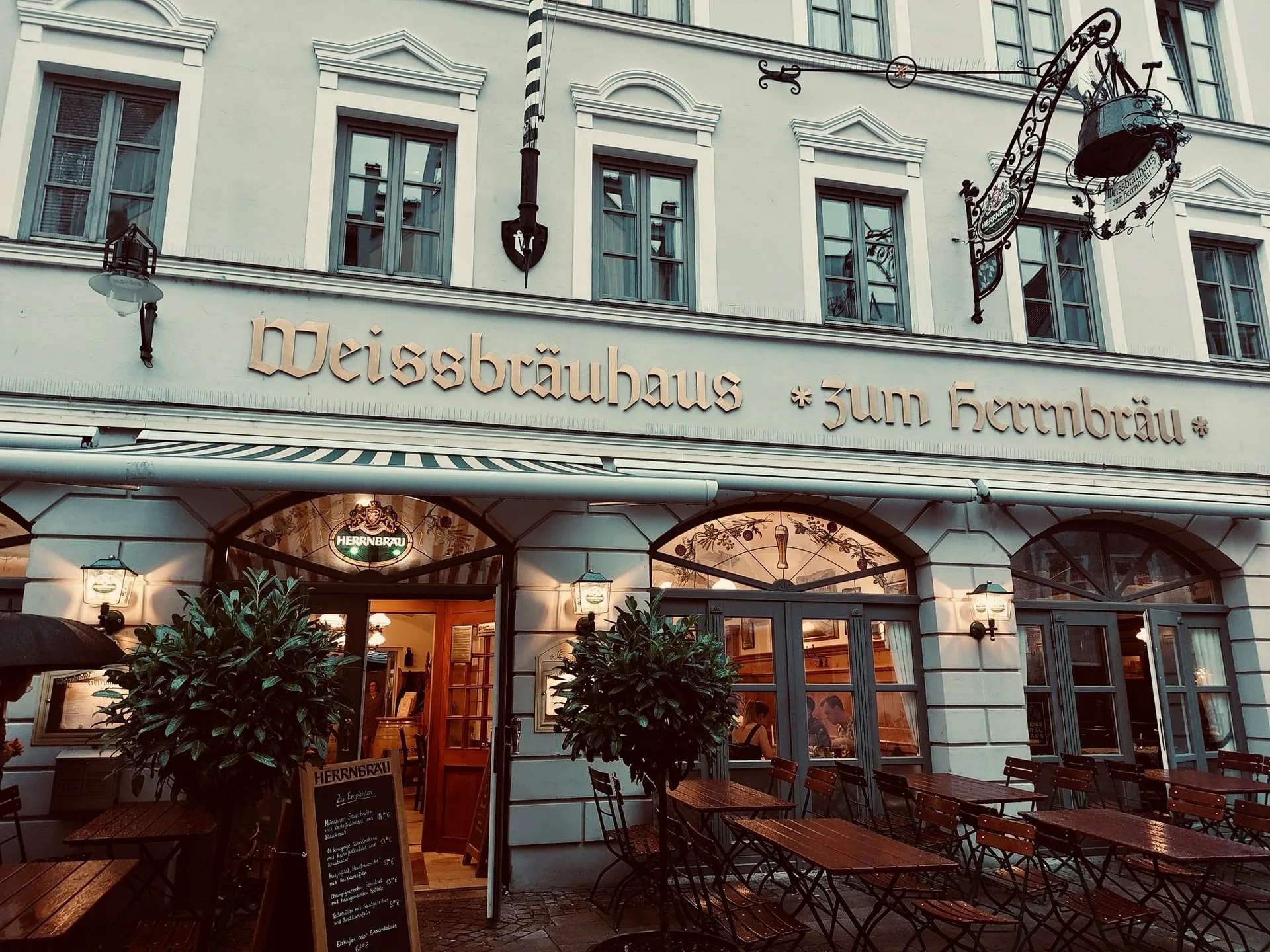 Weißbräuhaus zum Herrnbräu — atmosphere