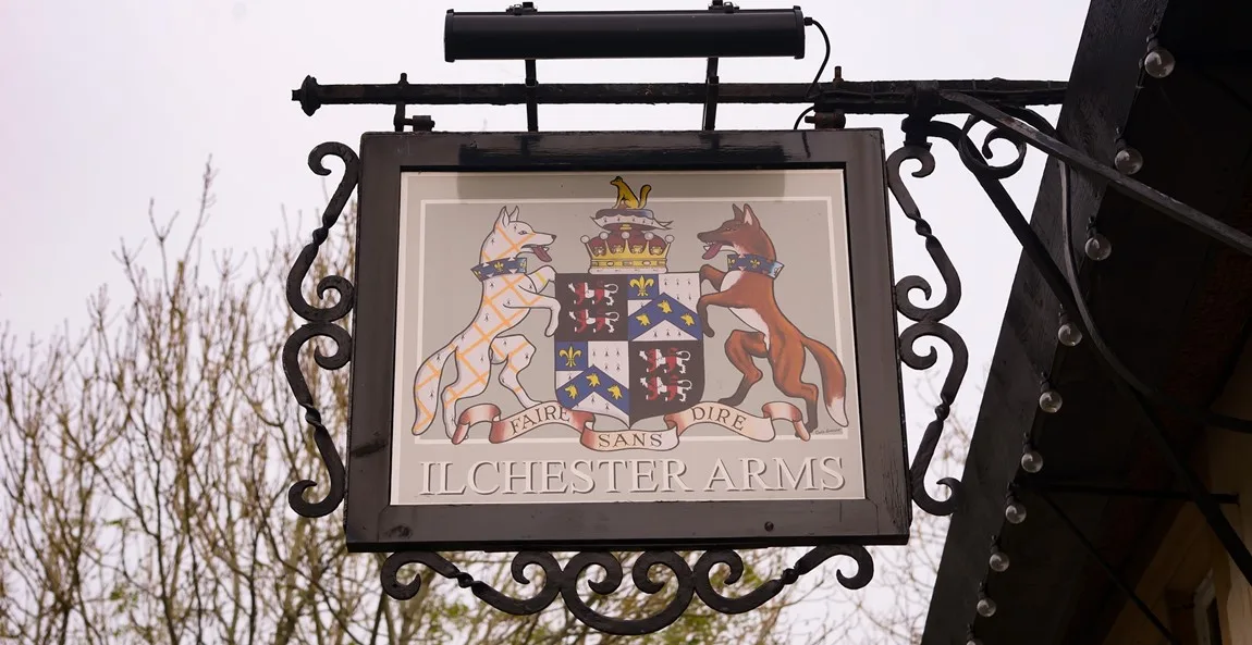 The Ilchester Arms — atmosphere