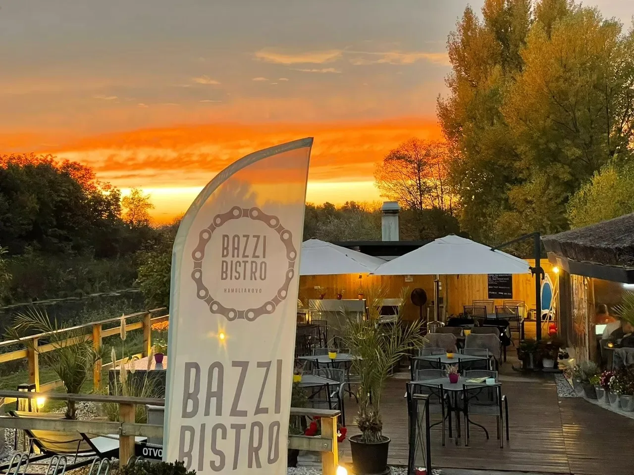 BAZZI BISTRO — atmosphere