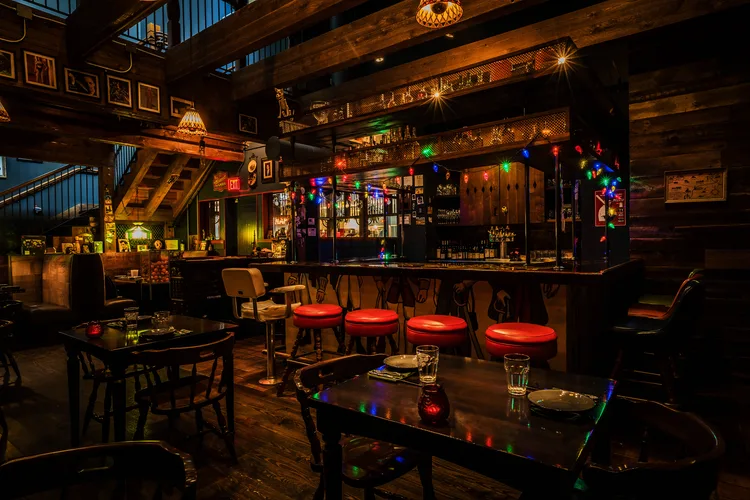 Ticonderoga Club — atmosphere
