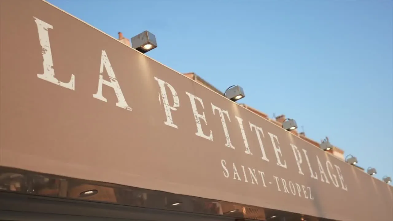 La Petite Plage — atmosphere