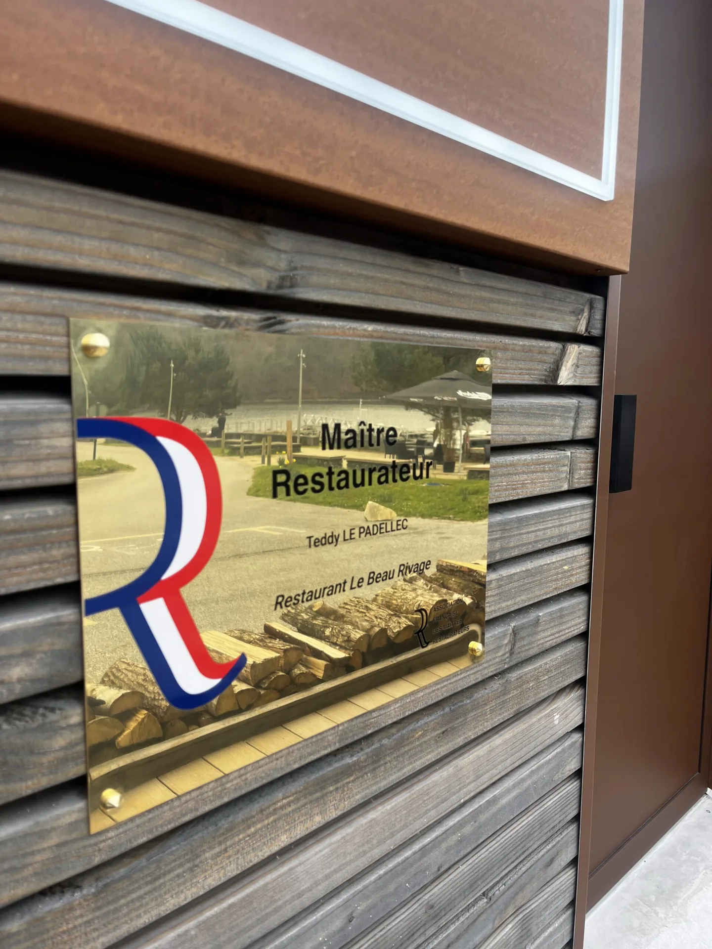 Le Beau Rivage — atmosphere
