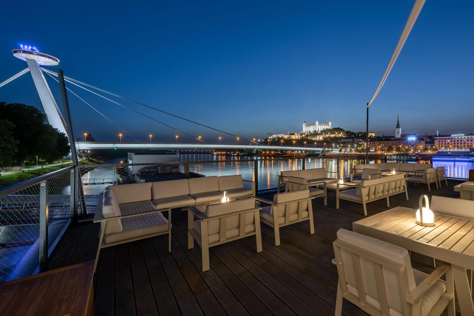Bubbles Bar & Restaurant — atmosphere