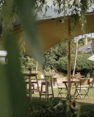 The Three Horseshoes — atmosphere