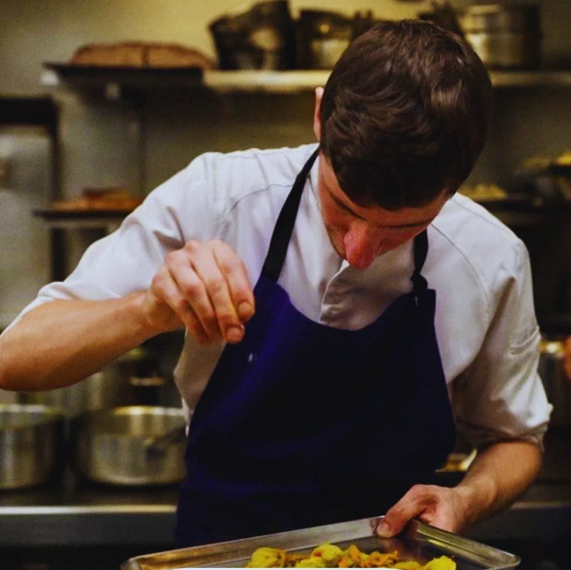 Les Volets Rouges — kitchen