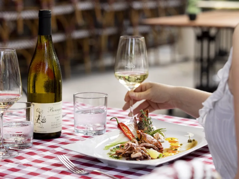 Brasserie Le Paris — kitchen