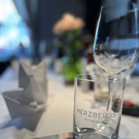 Herzberg’s Restaurant — atmosphere