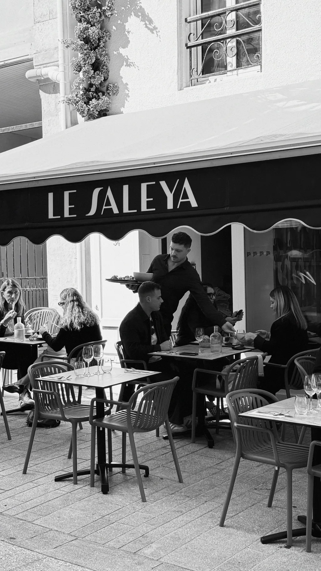 Le Saleya — atmosphere
