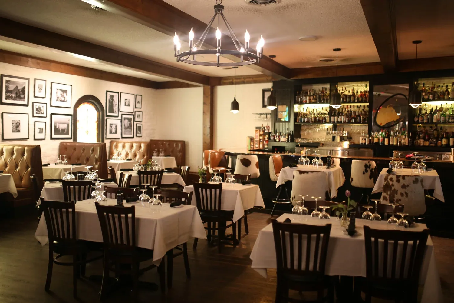 Charolais Steakhouse — atmosphere