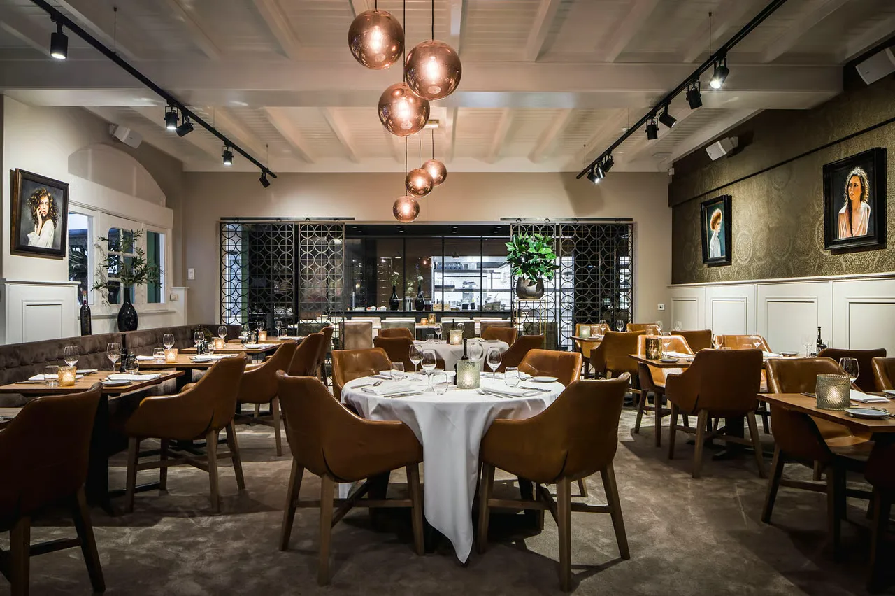 Restaurant De Hoefslag by Mark Minkman — photo 17