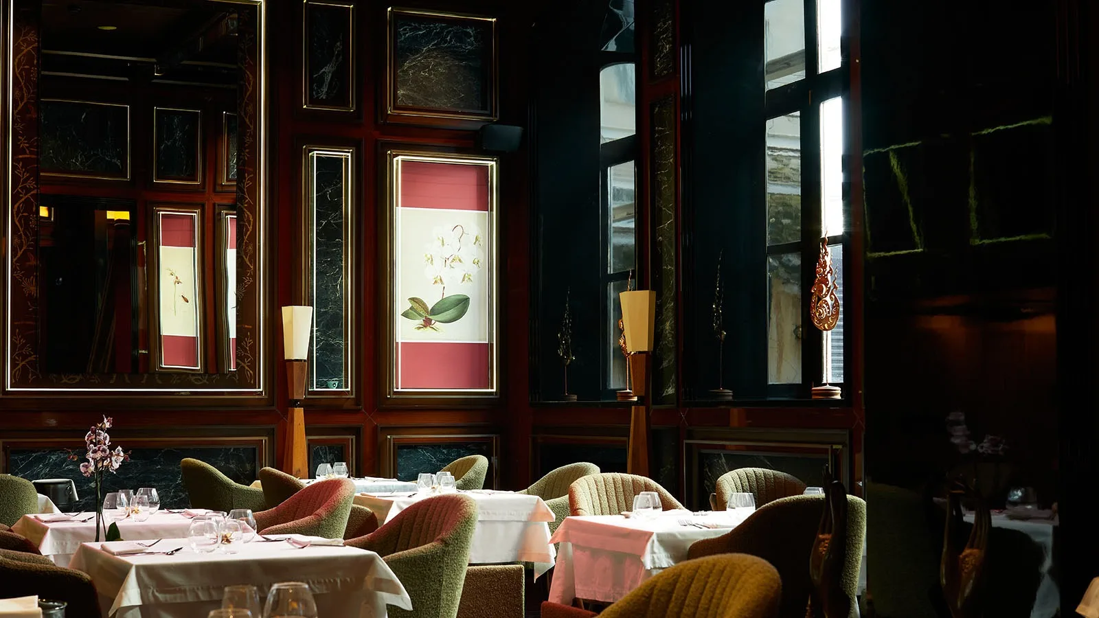 Ernest's Bar by Çok Çok Pera — atmosphere
