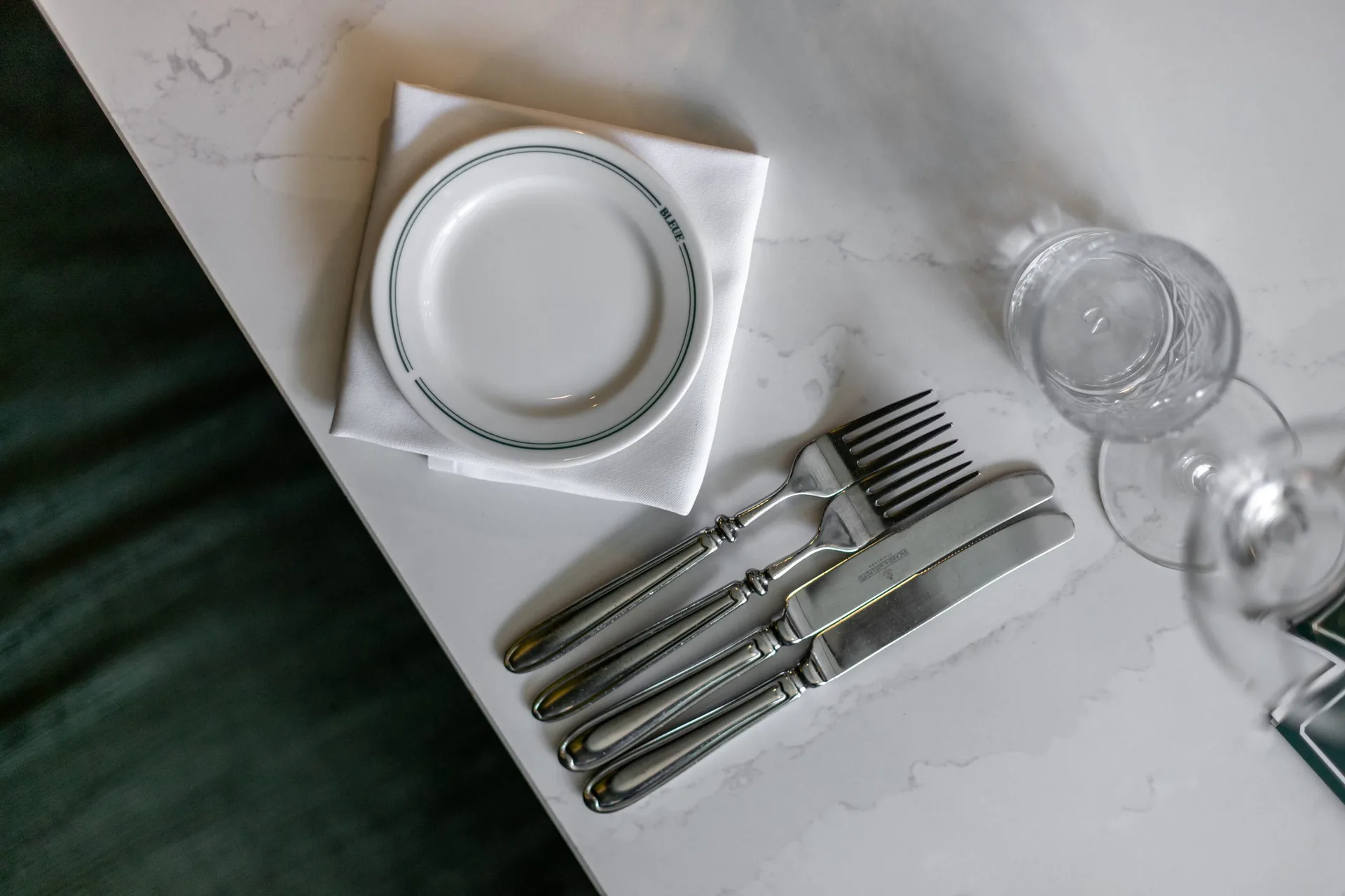 Bleue Bar Bistro — atmosphere