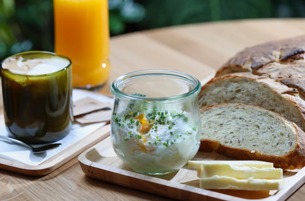 GREEN TABLE — photo 7
