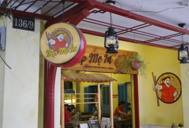 Bếp Mẹ ỉn (Le Thanh Ton Street) — atmosphere