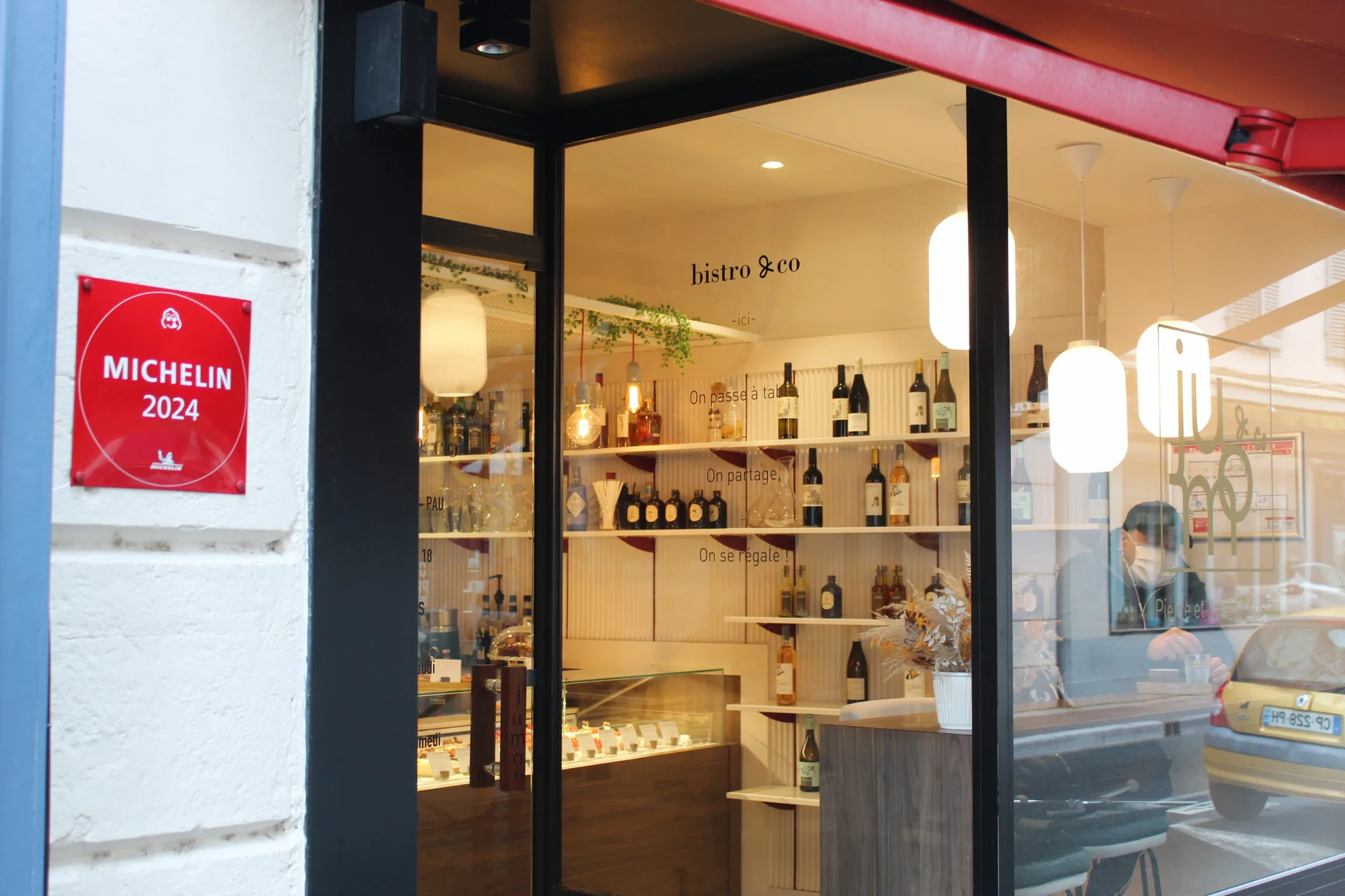 Jumo & Co, Pau