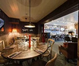Gustav Grill & Bar — atmosphere