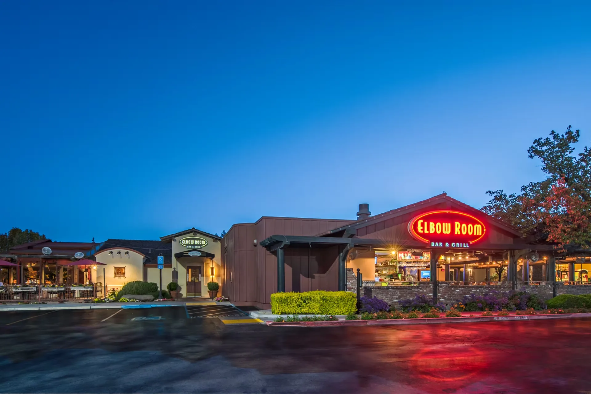 Elbow Room Bar & Grill — atmosphere