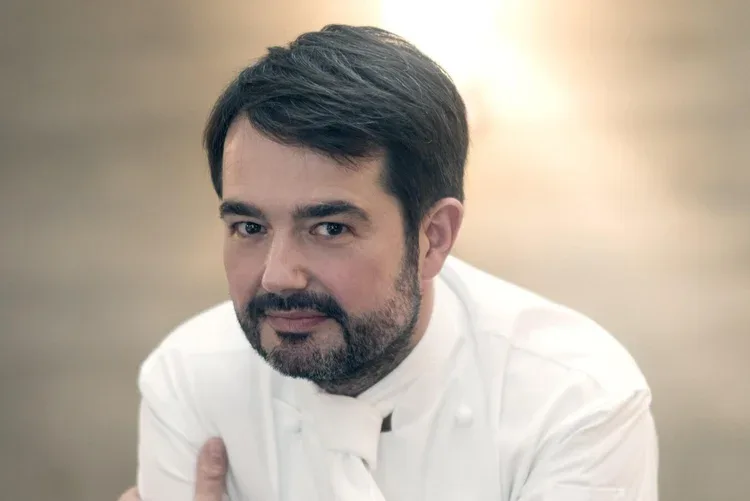 Le Grand Restaurant — kitchen