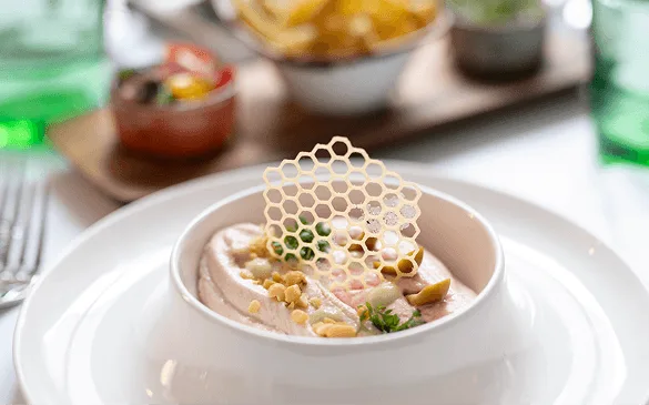 Ella’s Bar. Restaurant — food