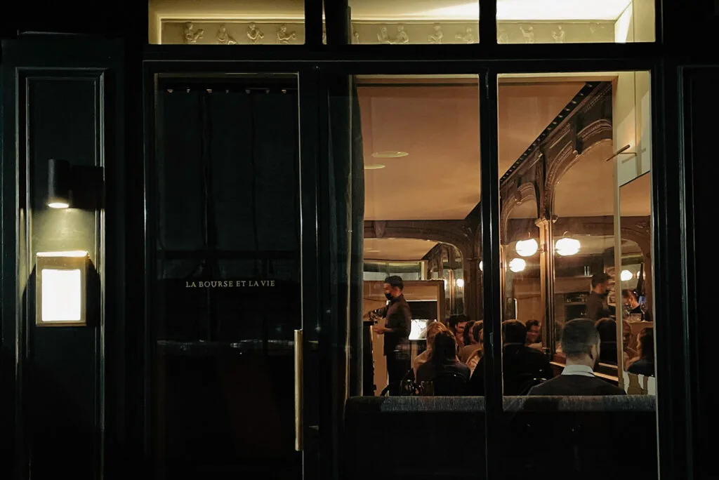 La Bourse et la Vie — atmosphere