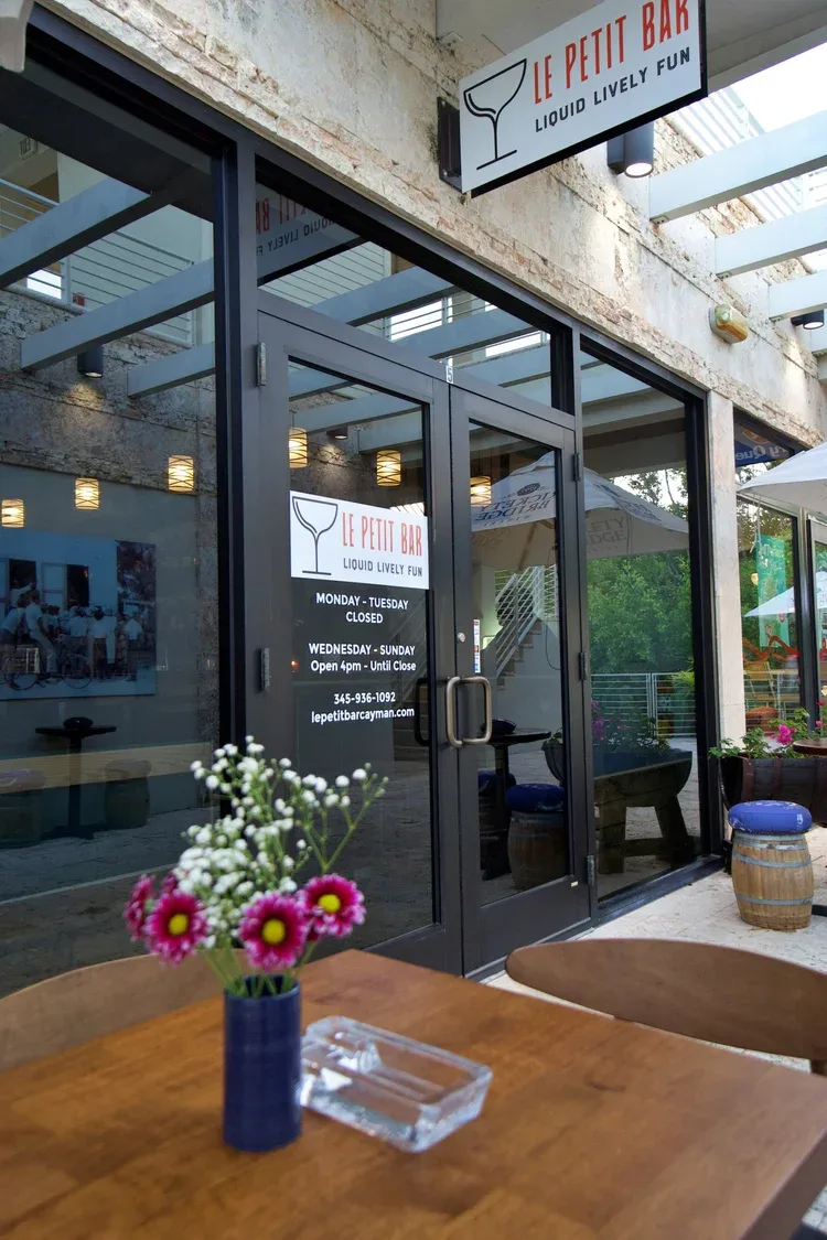 Le Petit Bar — photo 22