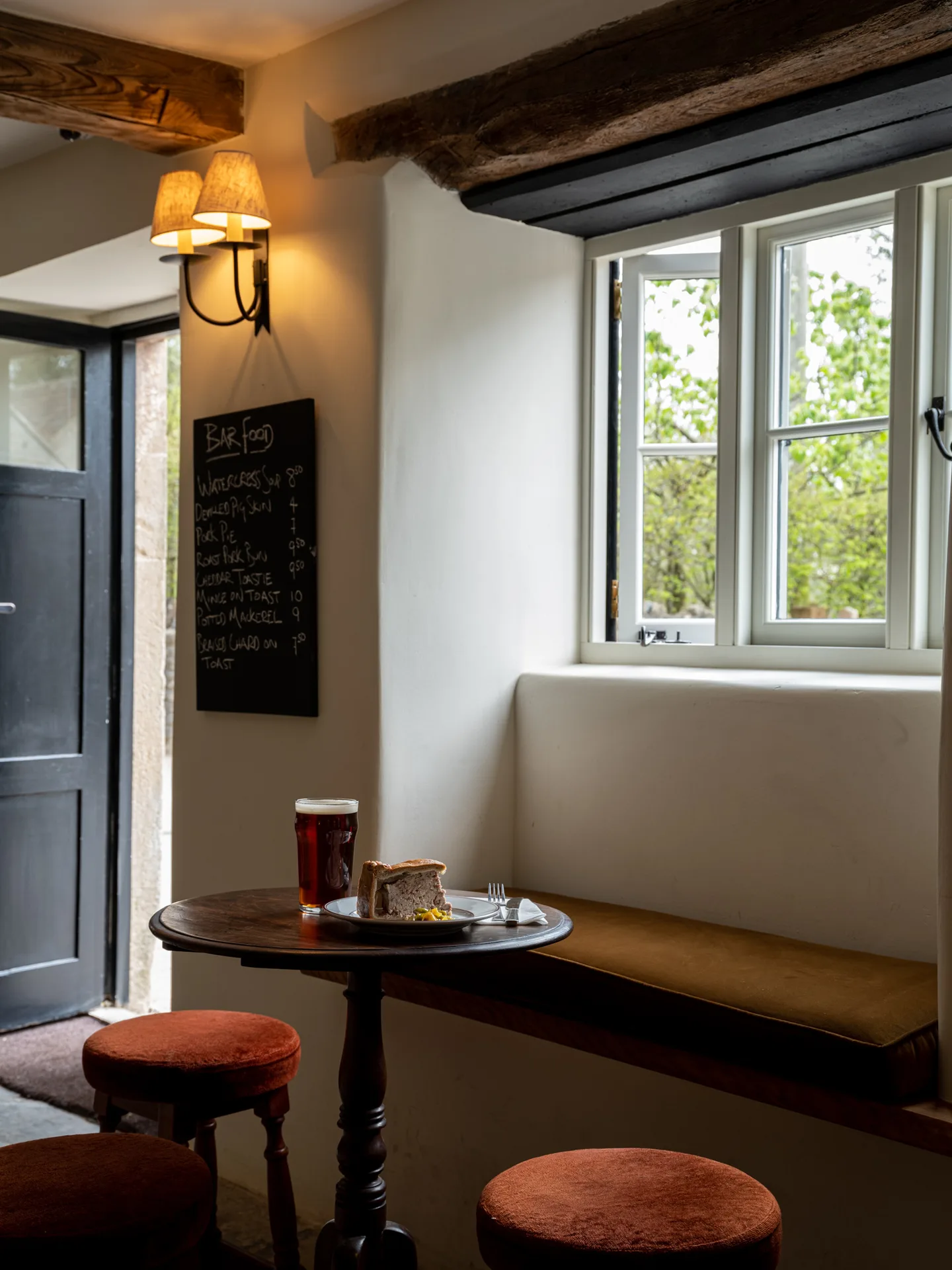 The Three Horseshoes — atmosphere