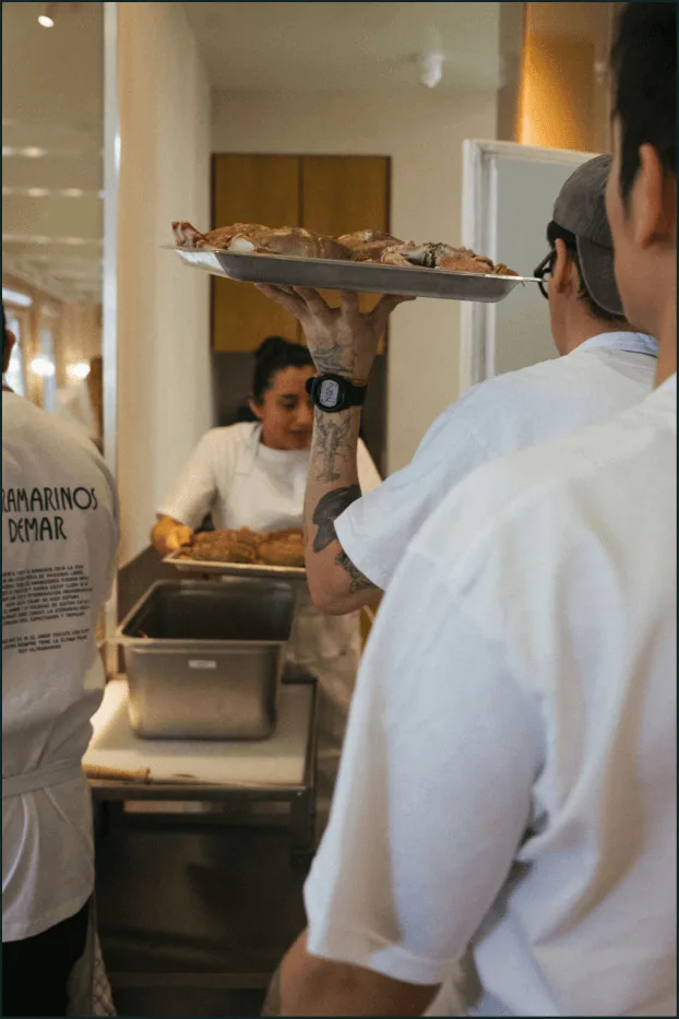 Ultramarinos Demar — kitchen
