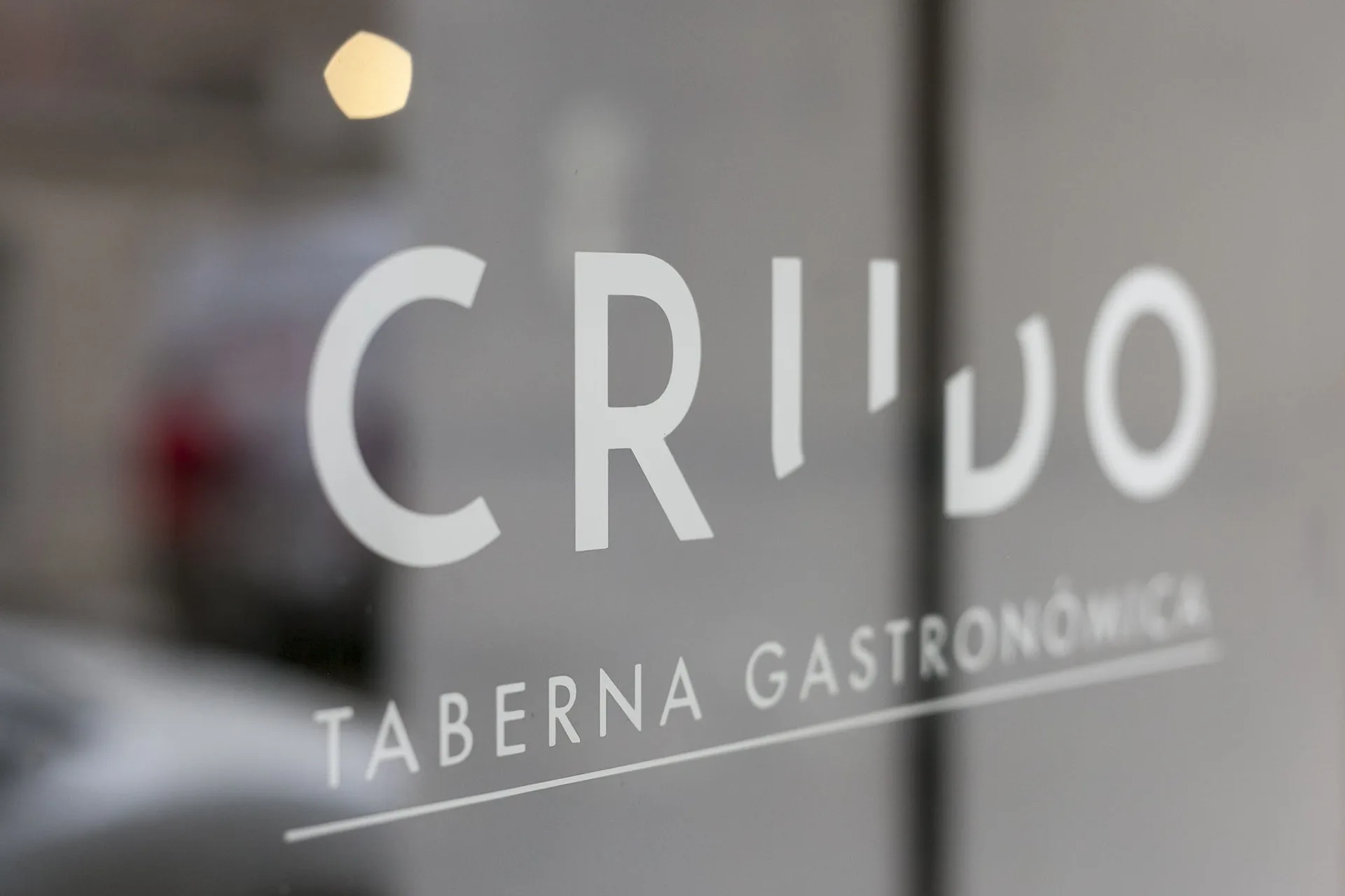Crudo — atmosphere