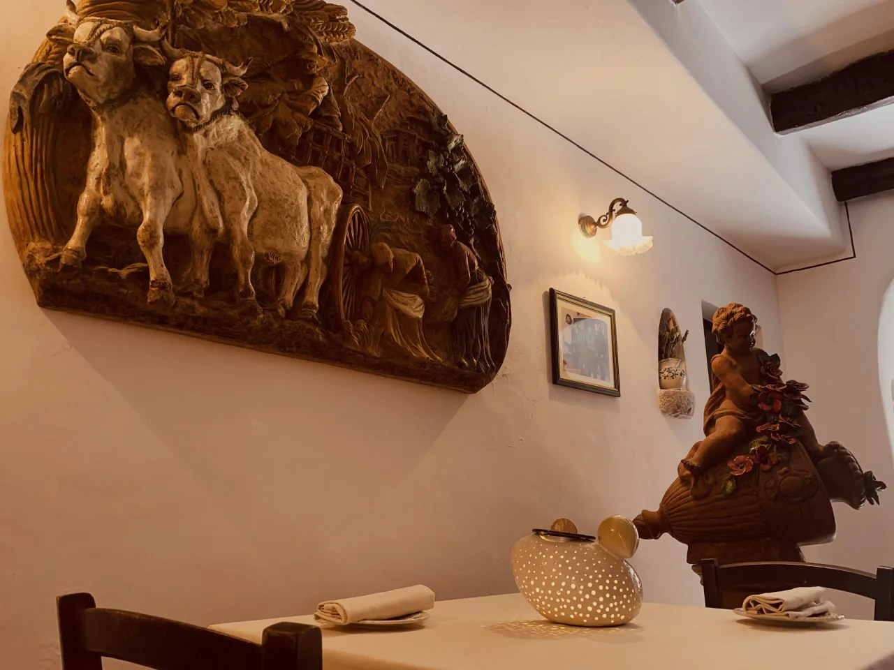 Taverna Rovita — atmosphere