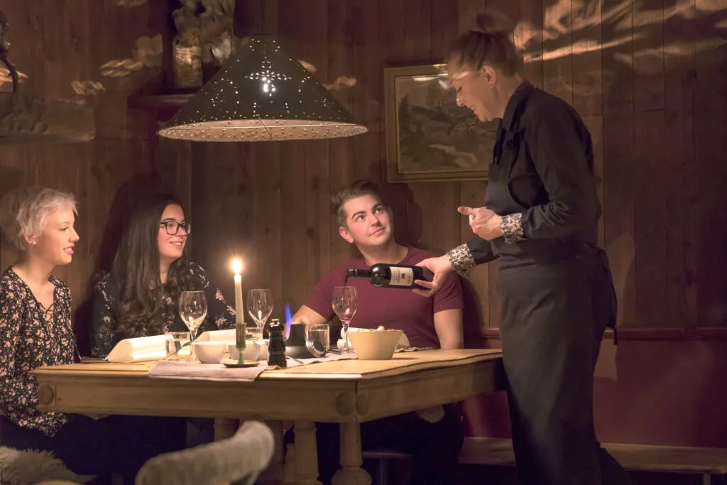 Fågelboet, Mora