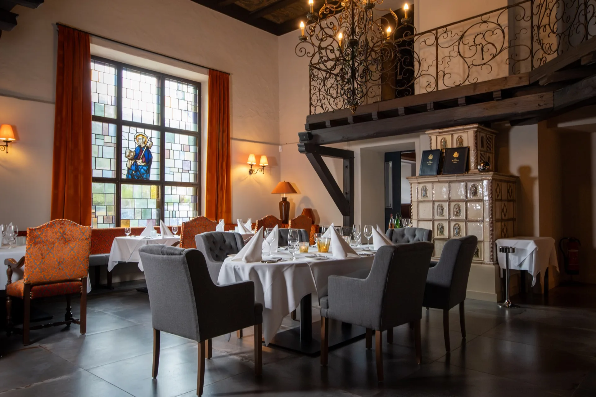 Historisches Gasthaus Sanct Peter Restaurant Weinkirche — atmosphere