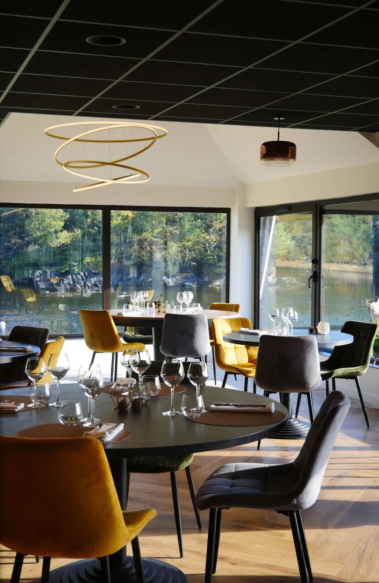 Le Beau Rivage — atmosphere