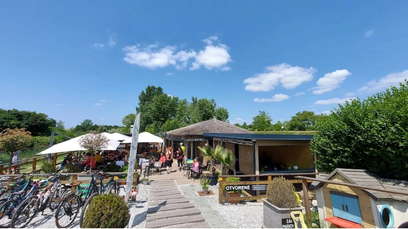BAZZI BISTRO — atmosphere